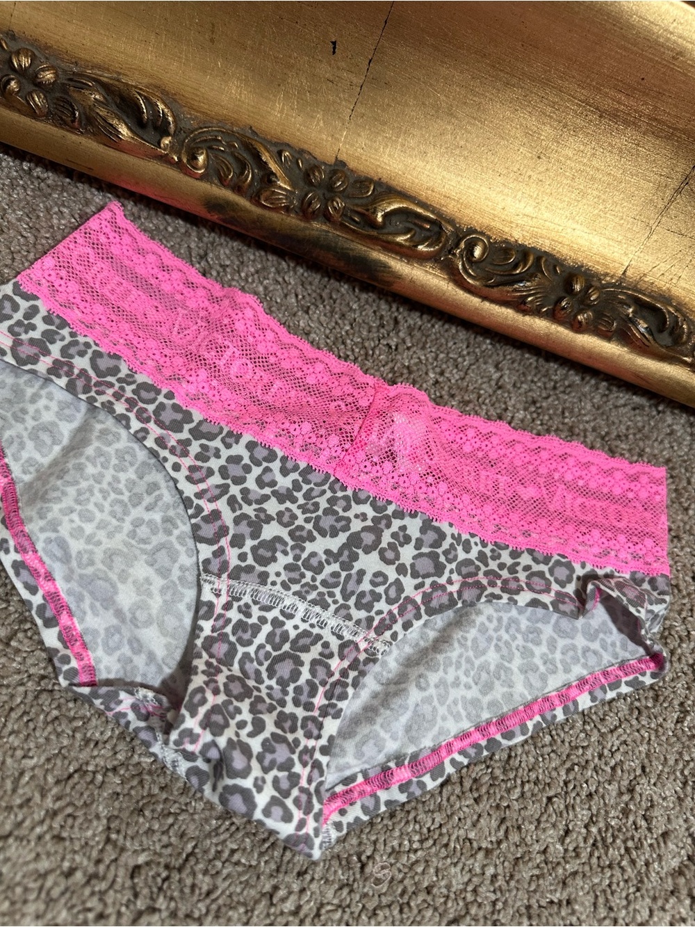 New Victoria's Secret 2011 Low Rise Hip Hugger Size XS Animal Print Pink Lace